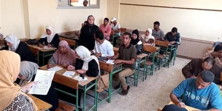 جامعة دمنهور تطلق قافلة لمحو الأمية بكفر الدوار (صور)