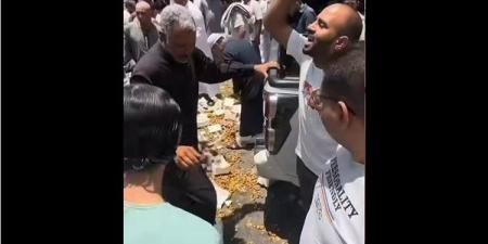 محدش ياكل حرام، مصري بالسعودية يصرخ لمنع الناس من سرقة تمر سقط من سيارة (فيديو)