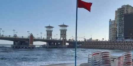 الراية الحمراء ترفرف لليوم الثاني، الإسكندرية تحذر المصطافين من نزول البحر بشواطئ العجمي
