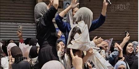 دموع الفرح اختلطت بالزغاريد، طلاب الثانوية العامة بالغربية يحتفلون بانتهاء الامتحانات (فيديو)