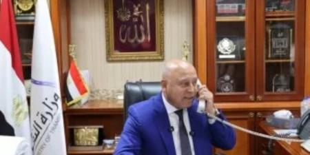 نموذج للمرأة العظيمة وزير النقل يهاتف سيدة أسوان ويكرمها بعد تصديها لرشق قطار بالحجارة