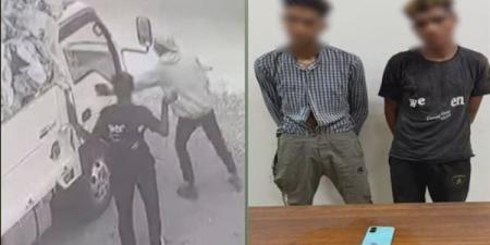 سقوط لصين حطما زجاج سيارة نقل وسرقا هاتف سائق بالعبور بعد تداول فيديو للواقعة