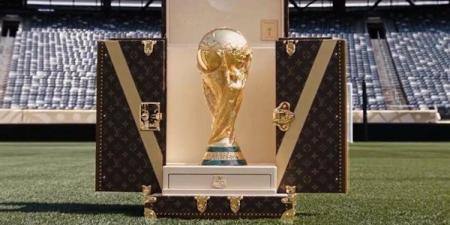 مجسم كأس العالم يصل ملعب مباراة الأرجنتين وإسبانيا (صور)