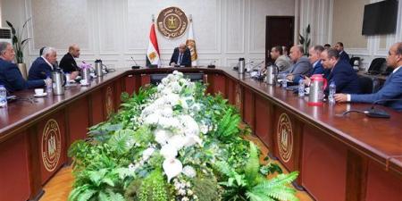 وزير العمل يبحث مع رابطة مصانع المحلة أبرز تحديات قطاع الغزل والنسيج