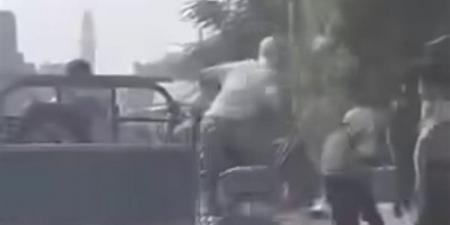 الأمن يفحص الفيديوهات، صبية الموتوسيكلات يثيرون الفزع بالقليوبية ويعتدون على الناس بـ"الشباشب"