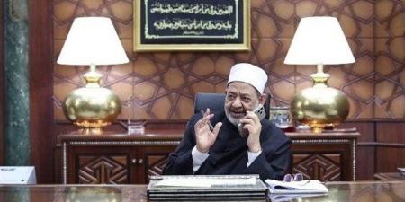 لقطة إنسانية، الأولى على الثانوية الأزهرية تطمئن على توأمها خلال مكالمة شيخ الأزهر (فيديو)