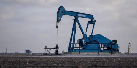 أسعار النفط تواصل الهبوط وسط آمال حل الصراع الأمريكي الإيراني