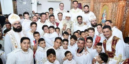 الأنبا ميخائيل يرسم شمامسة جدد للخدمة في إيبارشية حلوان