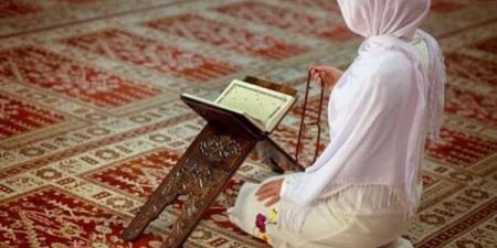 عالم أزهري عن واقعة منع فتاة من الصلاة داخل مطعم: صلاة المرأة في بيتها هو الأصل