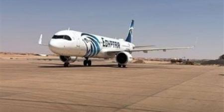 كانت متجهة من القاهرة إلى تشاد، لحظة هبوط طائرة مصرية اضطراريا في مطار الكفرة بليبيا (فيديو)