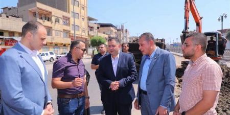 محافظ دمياط يتفقد مشروعات حياة كريمة ويتابع أعمال رصف الطرق بكفري البطيخ وسعد