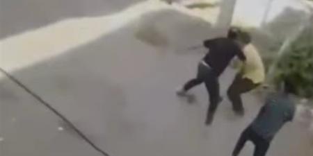 شاهد لحظة مقتل شخص على يد شقيقه وسط الشارع وفرار المتهم على دراجة نارية بالمنوفية