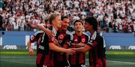 اينتراخت فرانكفورت يتقدم بهدف على أوجسبورج بالشوط الأول في الدوري الألماني