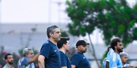 جلسة بالفيديو، معتمد جمال يوضح للاعبي الزمالك نقاط ضعف أبو قير للأسمدة