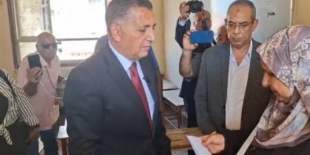 مديرة مدرسة كفر الجزار بعد انتقادات محافظ القليوبية: بصرف من جيبي لأن مفيش فلوس (فيديو)