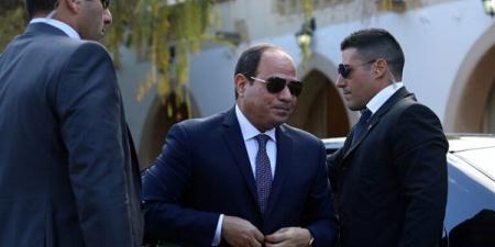 بحضور السيسي، فريق الألعاب الجوية المصري يقدم مناورة استعراضية بمعرض العلمين الدولي
