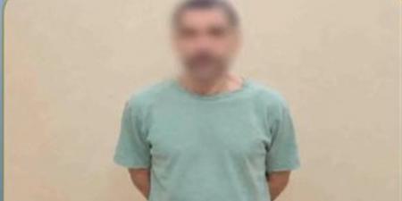 مختل عقليا يثير الرعب بين الأهالي في البحيرة بسلاح أبيض والشرطة تتدخل