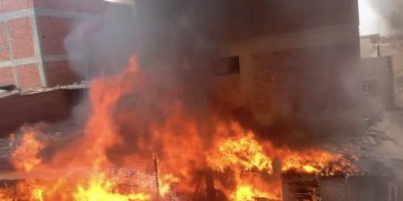 السيطرة على حريق اندلع بأسطح 3 منازل في الغربية (صور)