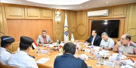 محافظ قنا يستعرض مشروعات الخطة الاستثمارية ويوجه بسرعة تنفيذها