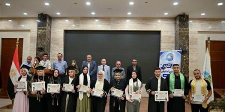 رئيس شركة مياه الشرب والصرف بمحافظات القناة يكرِّم أبناء العاملين المتفوقين دراسيًا