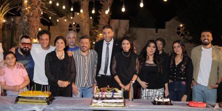 استعدادًا لعرضه، أبطال مسلسل "إعلام وراثة" يحتفلون باستئئناف تصويره