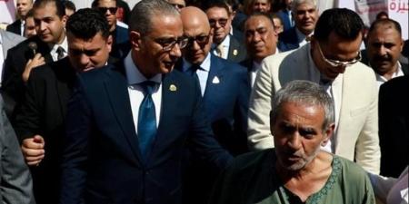 استوقفه خلال جولته، محافظ الجيزة يستجيب لمسن ويوجه بتوفير الرعاية الطبية اللازمة