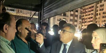 حريق محدود بمعرض السلع الغذائية في المنصورة بسبب ماس كهربائي والمحافظ يتفقد الموقع