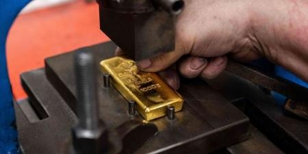الذهب يتراجع قبيل بيانات الوظائف الأمريكية متجها لخسارة أسبوعية