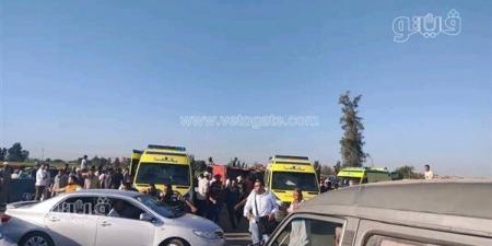 مصرع شخص وإصابة 13 في تصادم "ميكروباص" وردية عمال " بـ"تريلا" بطريق رأس غارب الزعفرانة