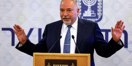 ملصقات إسرائيلية تهدد الفلسطينيين بالاعتقال لنشاطهم الرقمي… وليبرمان يدعو لتفكيك السلطة وإلغاء أوسلو