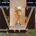 مجسم كأس العالم يصل ملعب مباراة الأرجنتين وإسبانيا (صور)