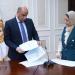 فرص عمل آمنة بالخارج، وزير العمل يراجع العقود بنفسه ويطمئن على حقوق العاملين