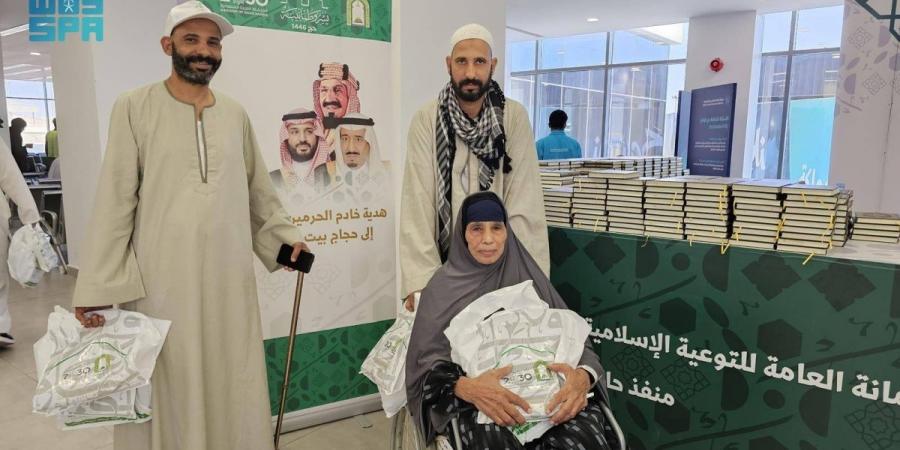 «الشؤون الإسلامية» توزع المصاحف 
على الحجاج المغادرين عبر منفذ حالة عمار