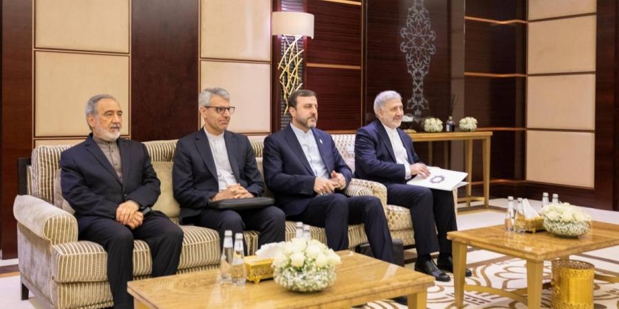 وزير الدفاع يلتقي وزير الخارجية الإيراني