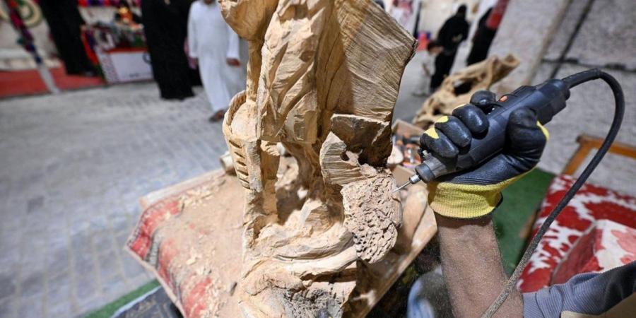 «النحت على الخشب» حرفة تستقطب زوار مهرجان «بيت حائل»
