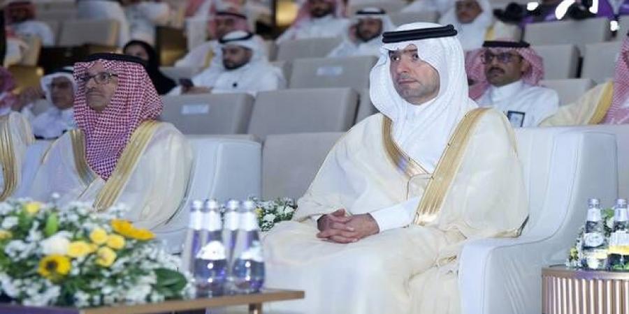وزير
      البلديات:
      180
      مليار
      ريال
      حجم
      السوق
      المحلي
      لقطاع
      إدارة
      المرافق
      بالمملكة