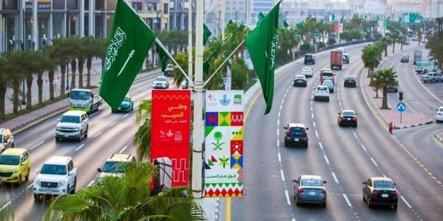 السعودية
      تحتفل
      باليوم
      الوطني
      الـ
      95
      تحت
      شعار
      "عزنا
      بطبعنا"