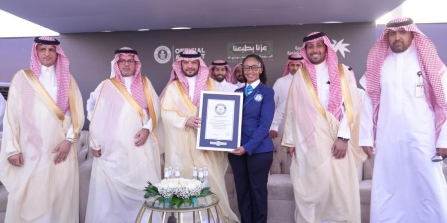 وزارة الموارد البشرية تشكل أكبر 
علم سعودي بفن الفسيفساء