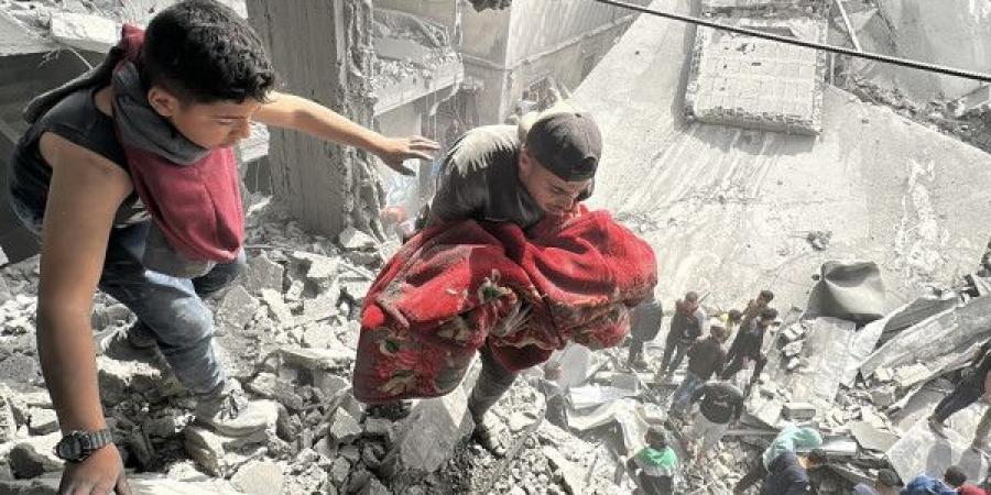 انتشال جثماني شهيدين من أنقاض منزل في خان يونس