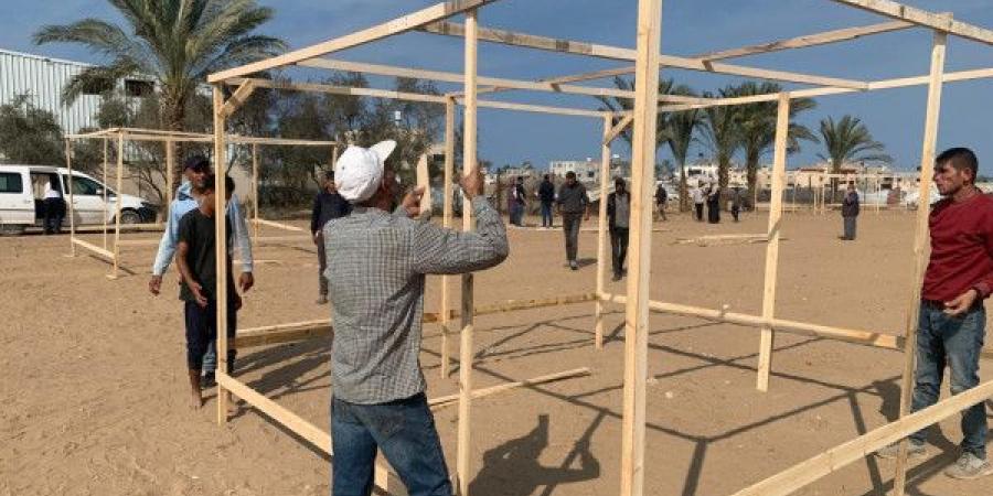 غرفة العمليات الحكومية تشرع بإنشاء أول مركز إيواء بخيام محلية الصنع في دير البلح