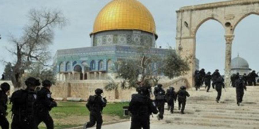 مستوطنون إسرائيليون يقتحمون المسجد الأقصى بحماية شرطة الاحتلال