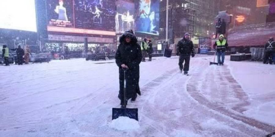 نيويورك تستقبل عاصفة ثلجية قوية.. تحذيرات من طوارئ جوية في عطلة عيد الميلاد (فيديو)