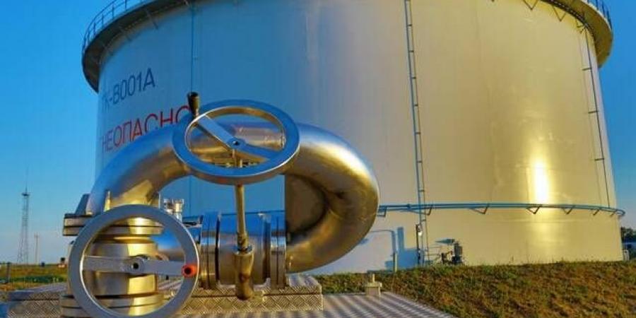 النفط يتراجع وسط توقعات بارتفاع المخزونات الأمريكية