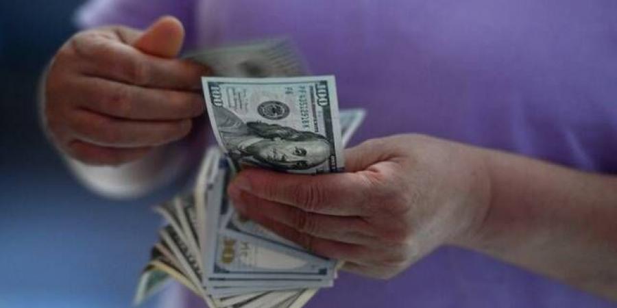 الدولار يتداول قرب أدنى مستوياته في ثلاثة أسابيع