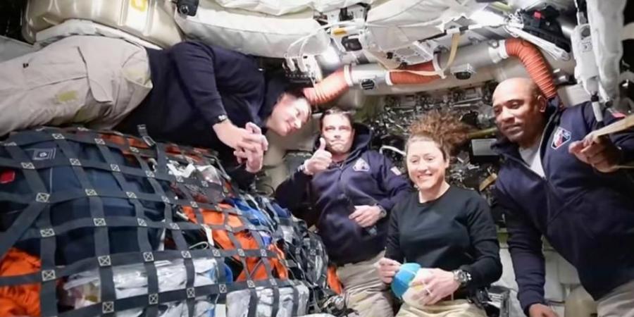 رواد «أرتميس 2» يلتقطون صوراً للأرض خلال رحلة القمر