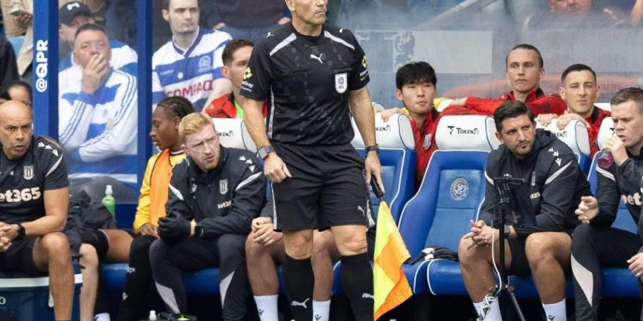 مساعد حكم يواصل العمل رغم إيقافه بتهمة إزعاج شرطية