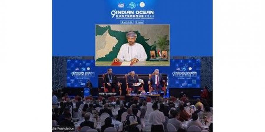 وزير خارجية عُمان يدعو إلى صون حرية الملاحة ويؤكد التزام بلاده بقانون البحار