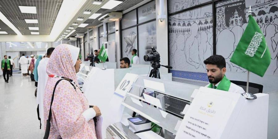 فريق عمل مبادرة «طريق مكة» في بنجلاديش يعكف على خدمة ضيوف الرحمن
