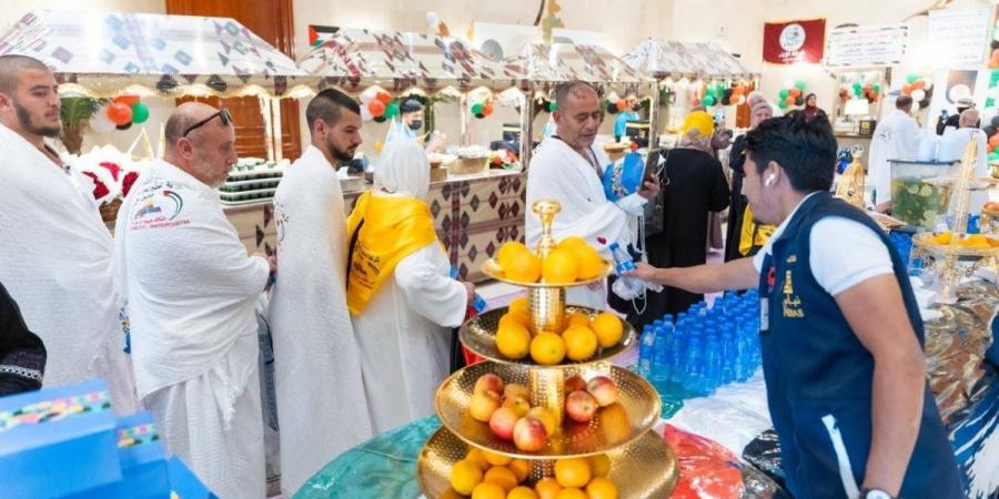 وصول الفوج الأول من حجاج فلسطين إلى مكة المكرمة ورحلات استقبلتهم بالورود 