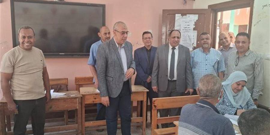 مدير مديرية التعليم بالقليوبية يتفقد أعمال تصحيح امتحانات الشهادة الإعدادية